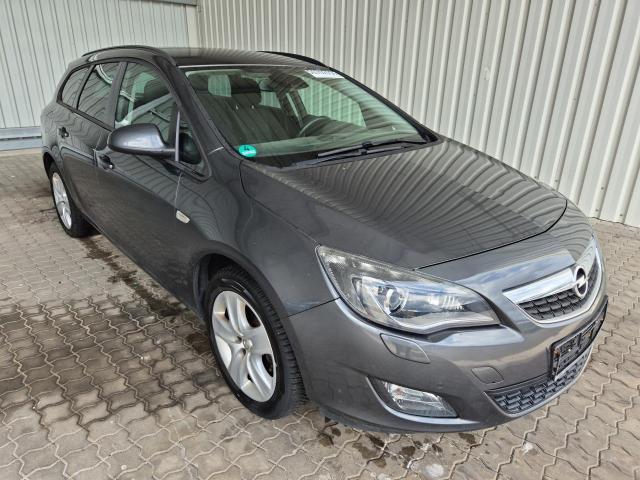 2011 Opel Astra J Sports Tourer Design Edition — 1